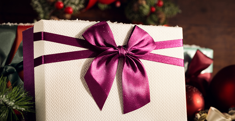 Prezentownik świąteczny 2025: wyjątkowe pomysły na prezenty dla kobiet i mężczyzn