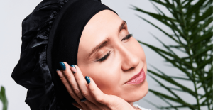 Jak zabezpieczać włosy na noc? Proste nawyki, które chronią je przed łamaniem