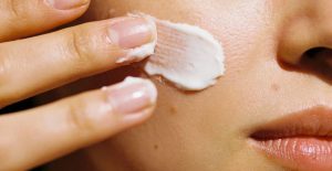 Jaki krem do cery mieszanej wybrać, gdy skóra ma różne potrzeby?