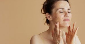 Peeling kwasowy czy enzymatyczny – co wybrać?