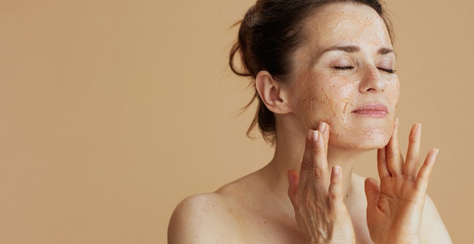 Peeling kwasowy czy enzymatyczny – co wybrać?